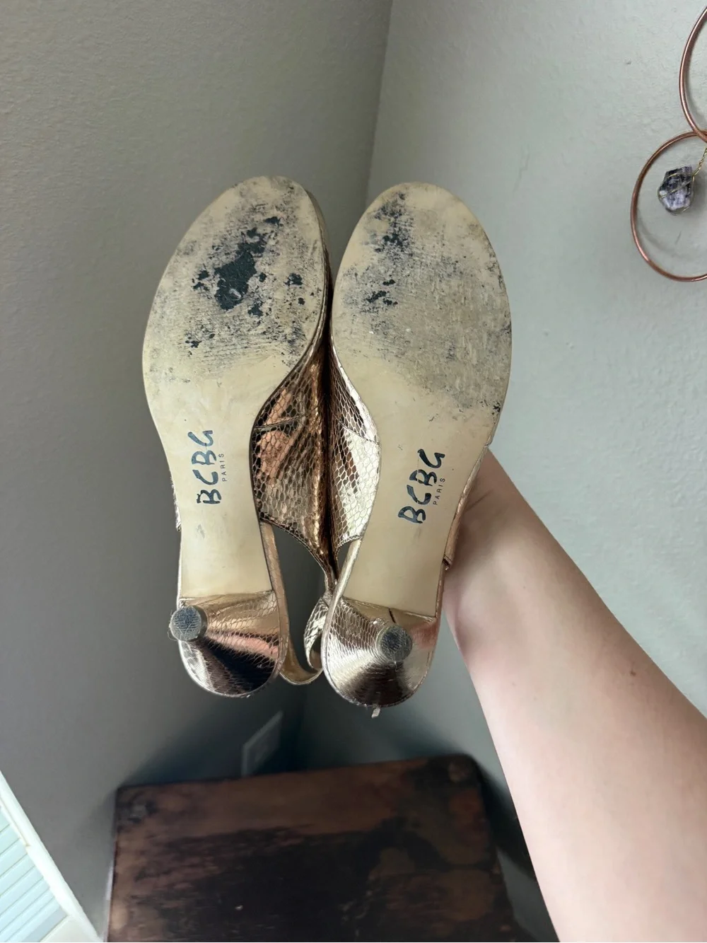 VTG Y2K BCBG Paris Sz 8.5 Kitten Heels Metallic Gold Snakeskin Leather Peep Toe